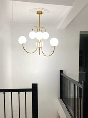 Lustra suspendata aurie cu 6 globuri sticla alba, brate curbate, montaj tavan, E27, diametru 720mm