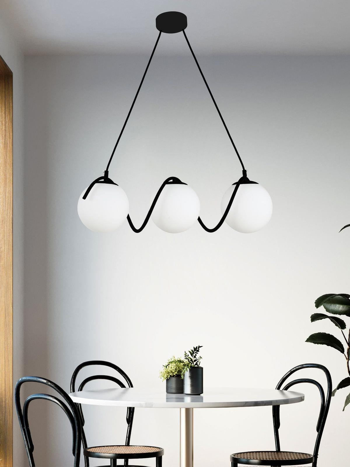 Lustra suspendata 3 globuri alb mat, structura metalica neagra, montaj tavan dintr-un punct, deasupra mesei de dining