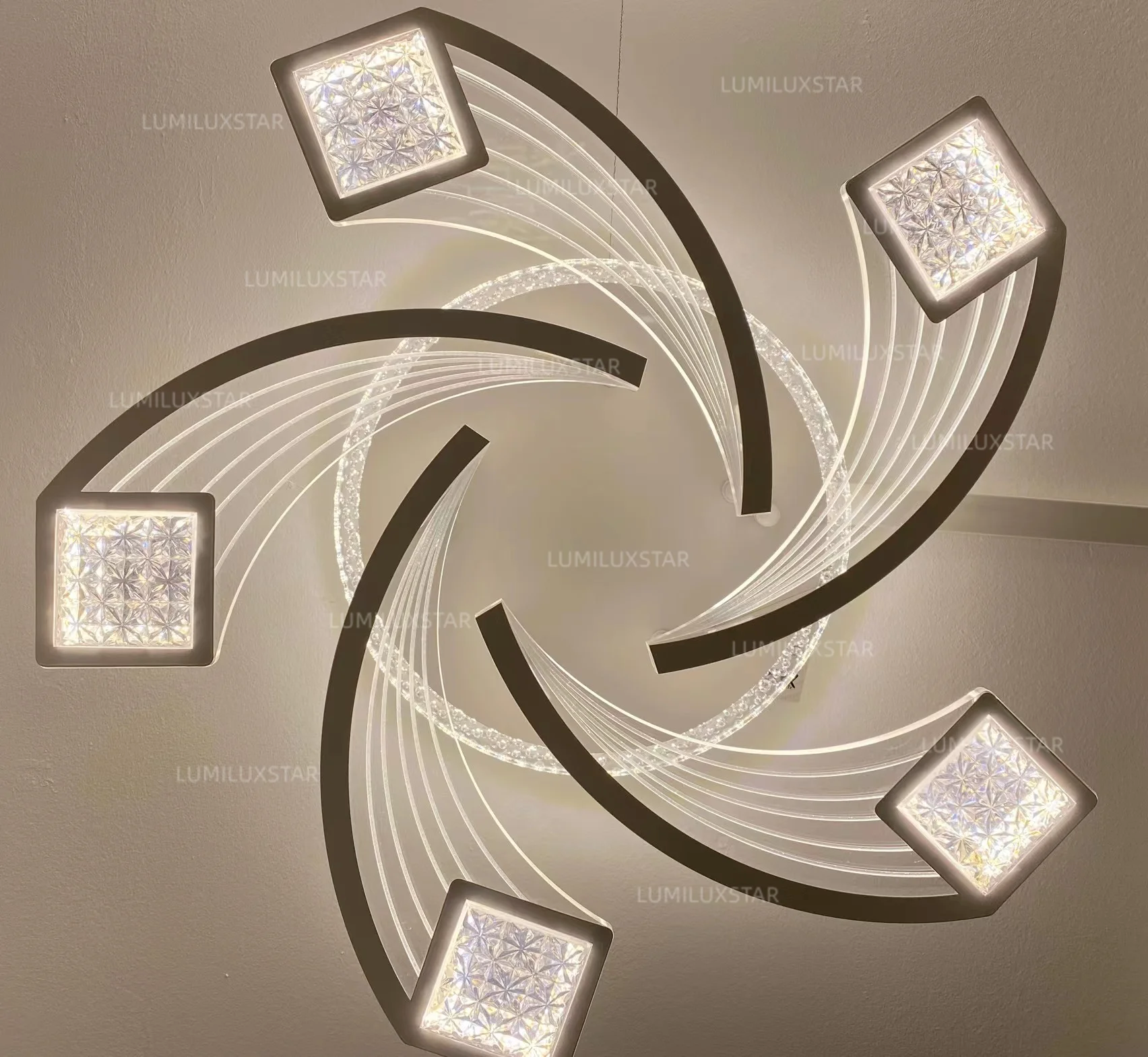 Lustra LED tavan cu brate spiralate si module patrate cu cristale, vedere de jos aprinsa