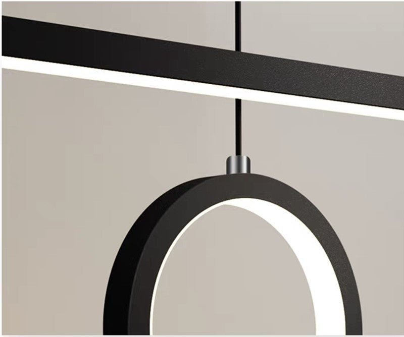 Lustra LED suspendata cu inel circular negru si bara liniara, detaliu conector metalic