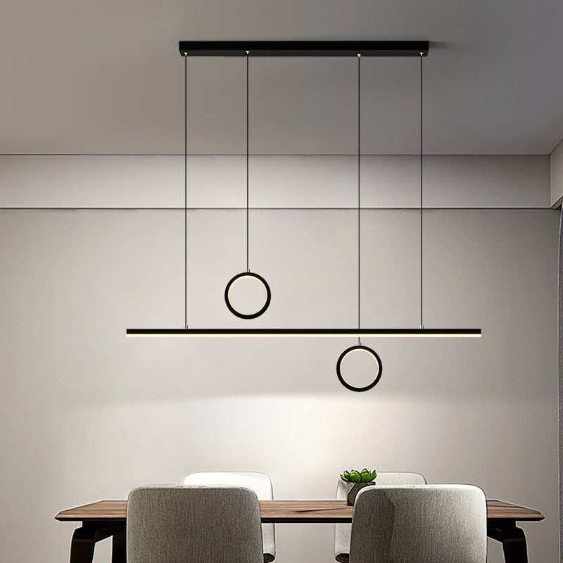 Lustra LED suspendata cu inele si bara liniara neagra, montata deasupra mesei de dining