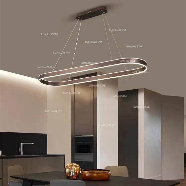 Lustra LED ovala suspendata deasupra mesei de dining, montaj pe cablu, atmosfera calda in bucatarie moderna