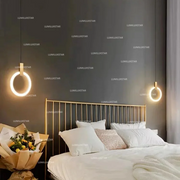 Lustra LED inel suspendata deasupra patului, ambianta calda 3000K, montaj dormitor modern