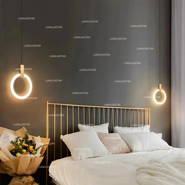 Lustra LED inel suspendata deasupra patului, ambianta calda 3000K, montaj dormitor modern