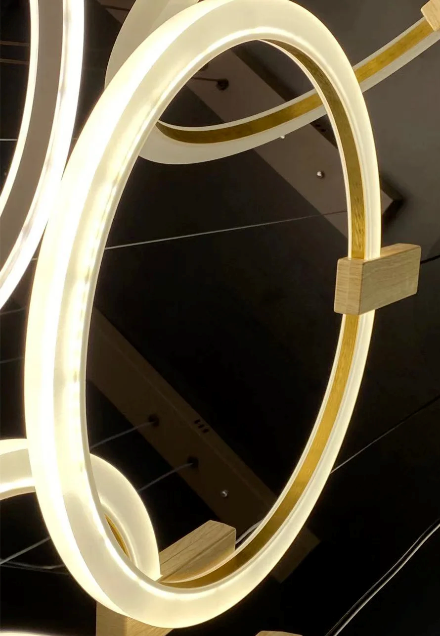 Inel circular LED cu suport din lemn, lumina calda 3000K, detaliu corp lustra suspendata