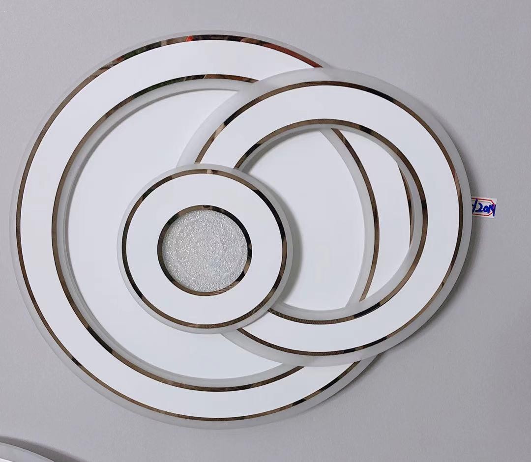 Plafoniera LED cu inele duble, vedere din fata cu lumina stinsa, design decorativ alb cu accente metalice