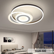 Plafoniera LED cu inele asimetrice montata in dormitor modern, lumina neutra uniforma