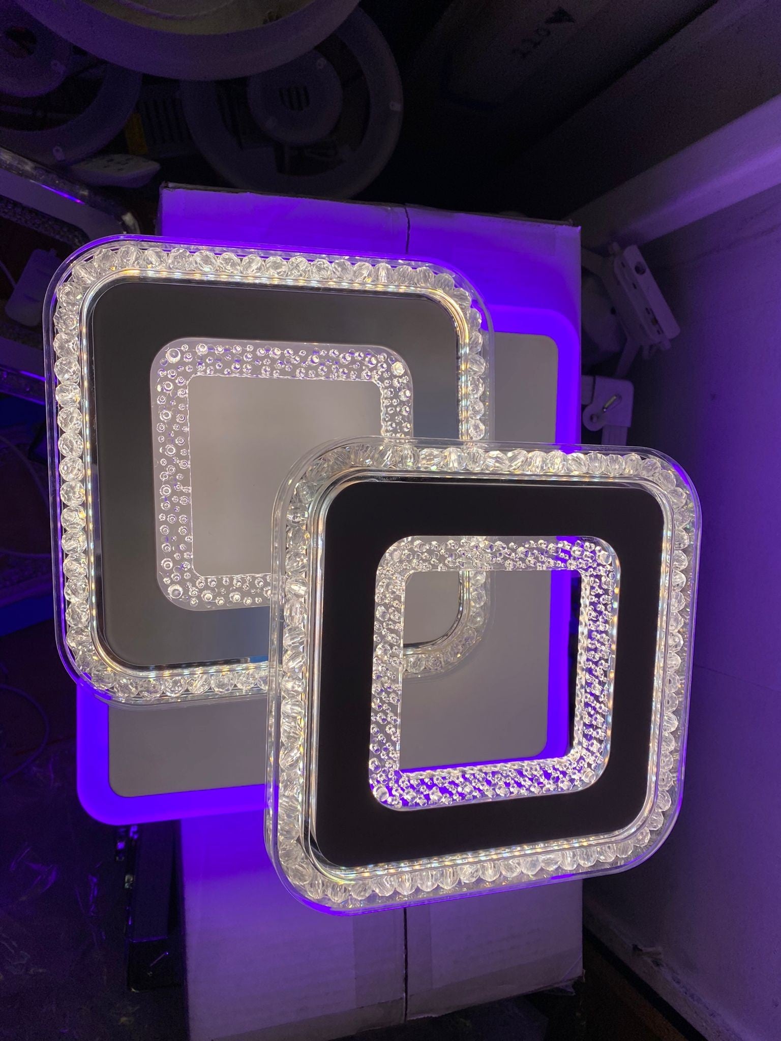 Plafoniera LED dublu patrat cristal acrilic cu iluminare RGB albastra-violet, detaliu margini