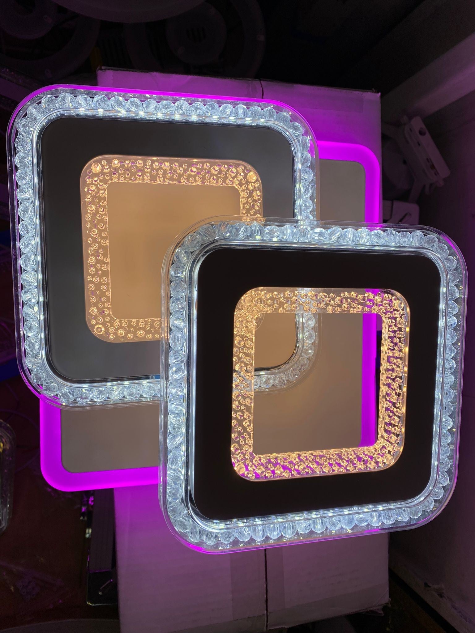 Plafoniera LED patrat cristal cu lumina alba si retroiluminare RGB roz-violet, vedere frontala