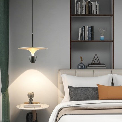 Lustra LED disc 30cm diametru suspendata cu cablu negru, iluminat ambiental cald in dormitor modern