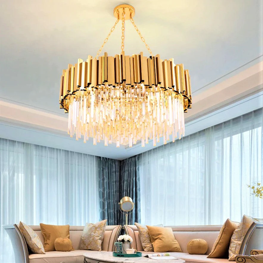 Candelabru cristal circular auriu montat in sufragerie spatioasa, reflexii decorative pe tavan