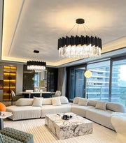Candelabru cristal negru 12xE14 230V, diametru 800mm, montat pe lant in living modern cu canapea alba
