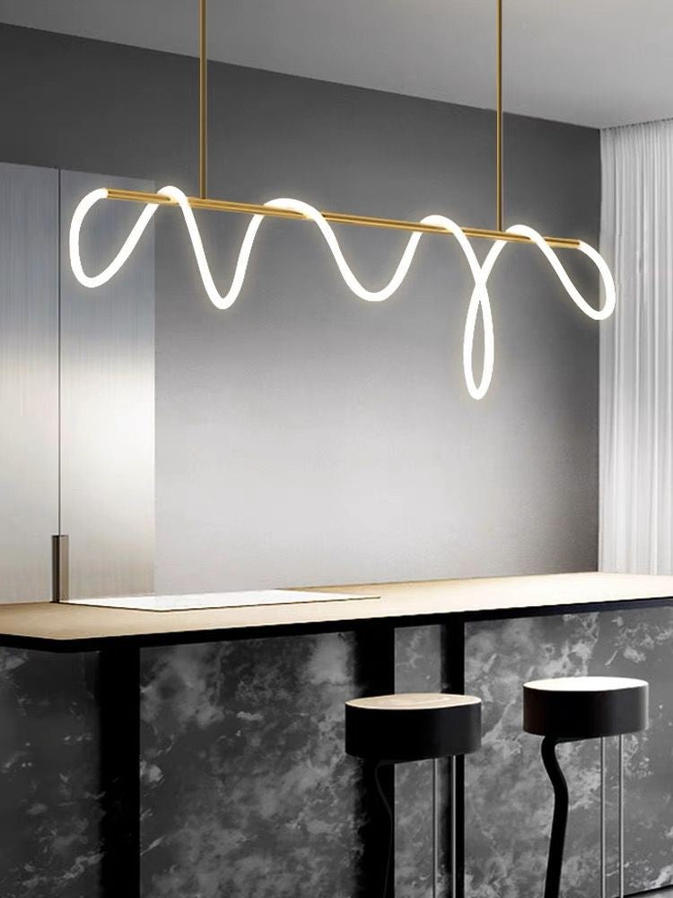 Lustra LED cu tub acril in curbe, 5000 lumeni, montata deasupra unui bar modern