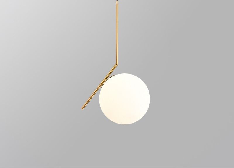 Lustra pendul glob opalin cu brat auriu asimetric inclinat, vedere din unghi lateral