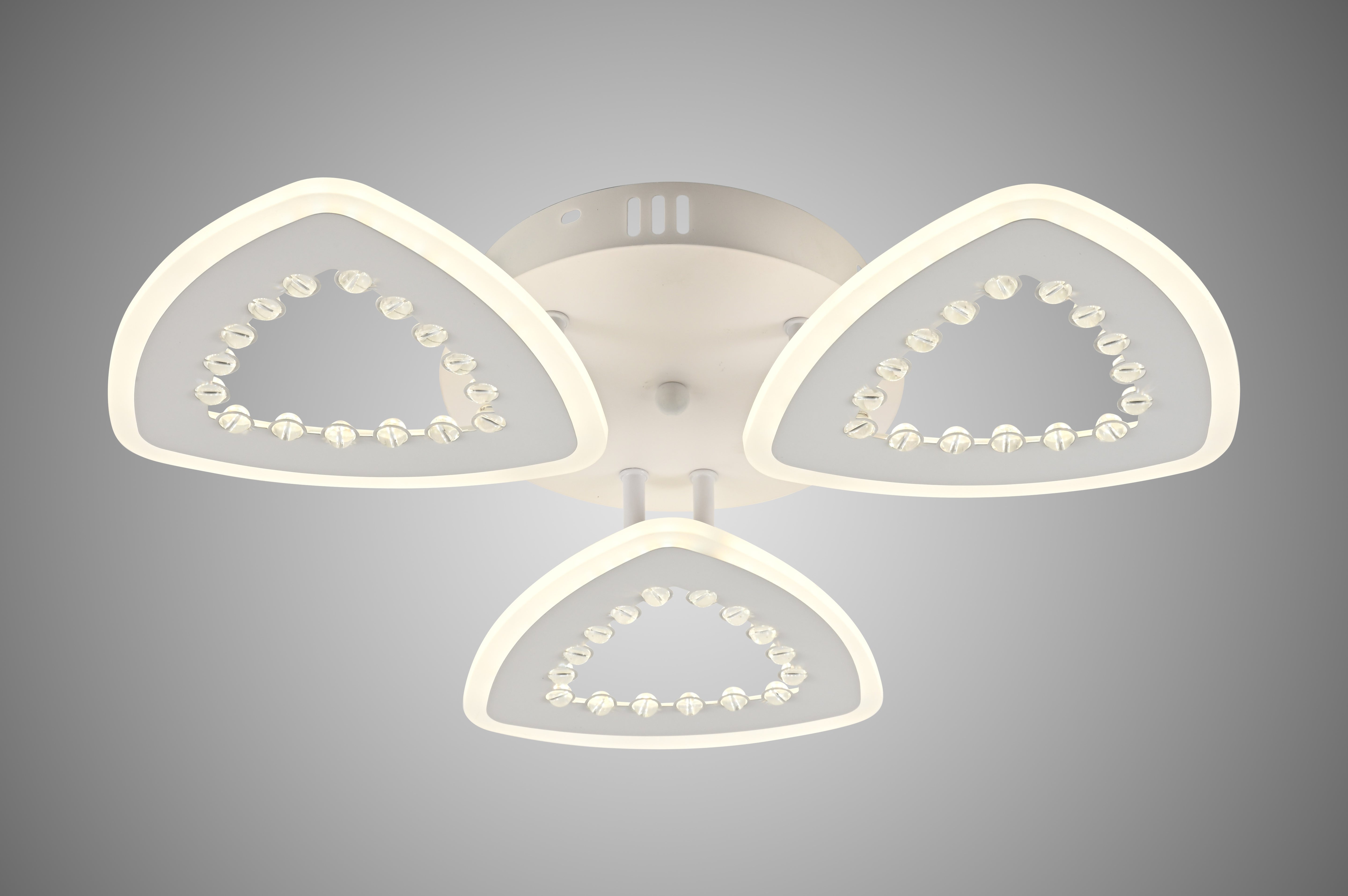 Plafoniera LED cu 3 brate triunghiulare si margele decorative, vedere frontala pe fundal gri, 90W