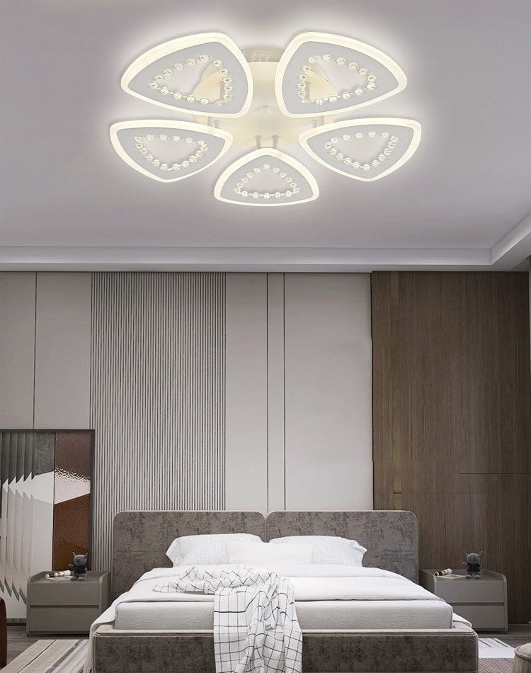 Plafoniera LED 150W 7500lm cu 5 petale si cristale acrilice, montaj tavan, lumina calda, dormitor modern