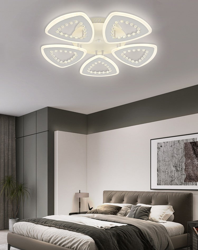 Plafoniera LED 150W cu petale florale si cristale, iluminare uniforma in dormitor contemporan