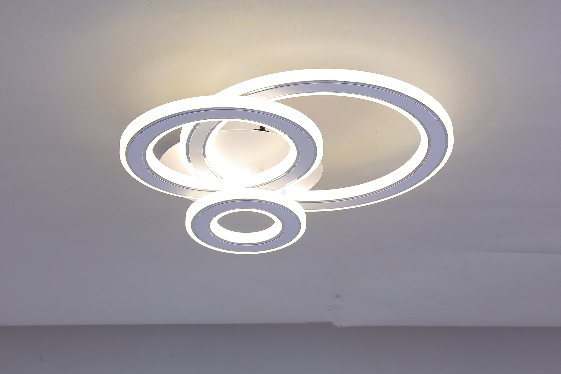 Plafonier LED cu 3 inele montat pe tavan, iluminare uniforma lumina neutra