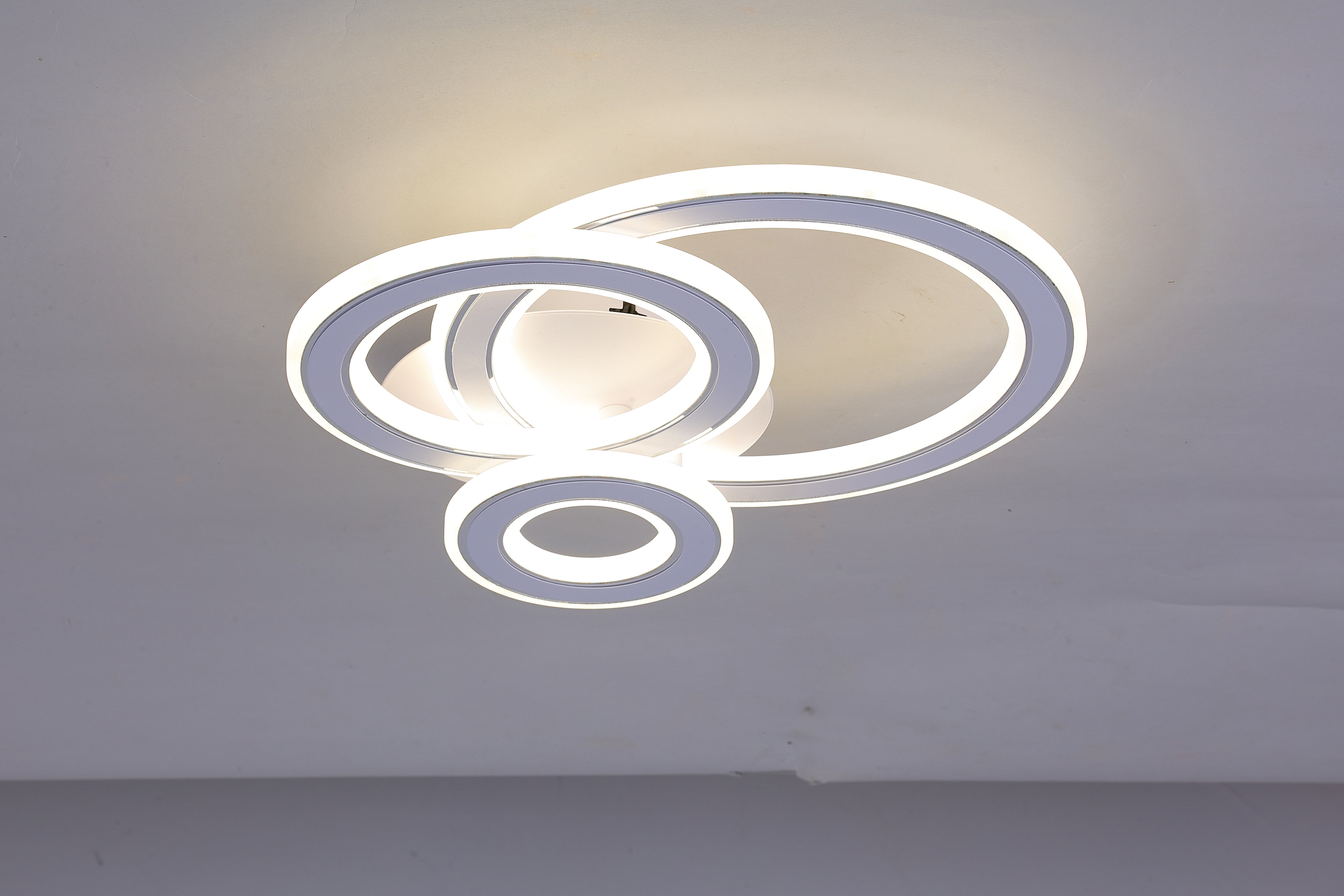 Plafonier LED cu 3 inele montat pe tavan, iluminare uniforma lumina neutra