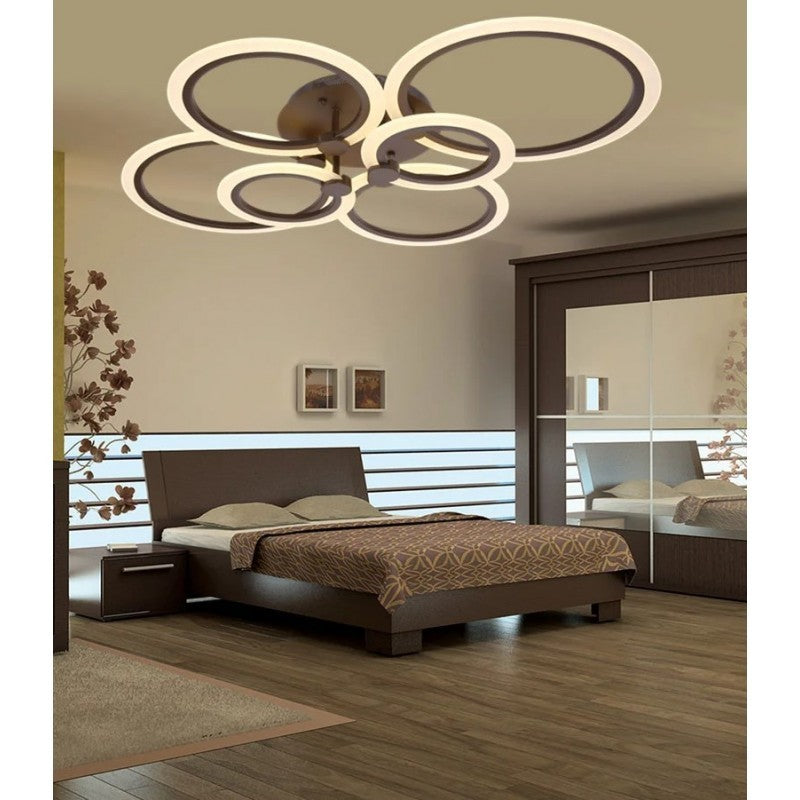 Lustra LED cu inele decorative montata pe plafon in dormitor modern, lumina calda ambientala