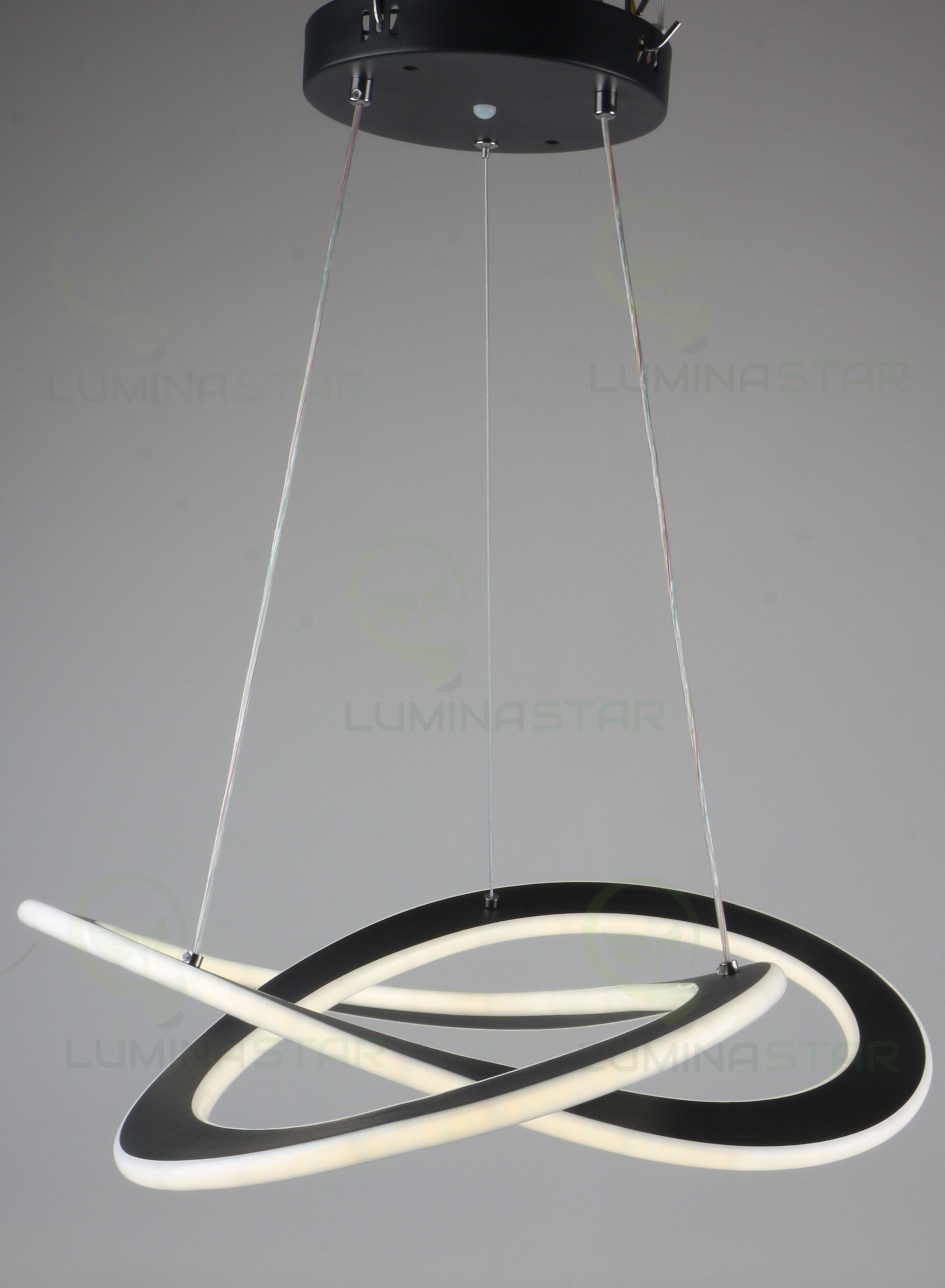 lustra LED cu design sculptural entrelac negru, suspendata pe cabluri din inox, vedere frontala