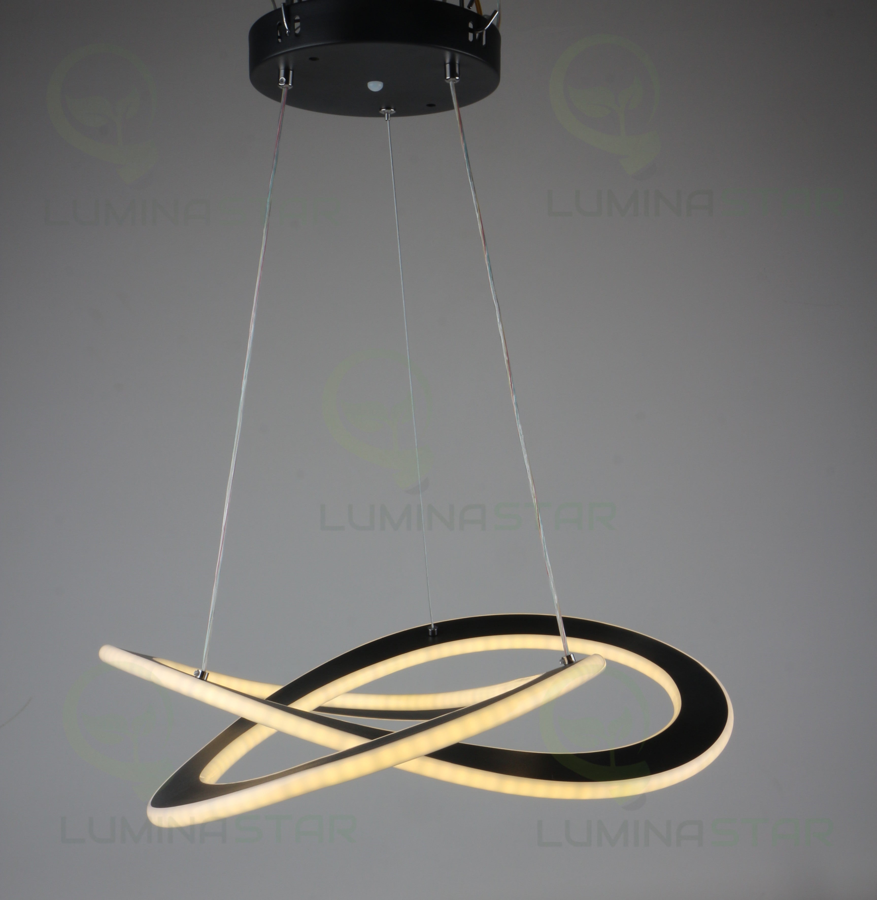 lustra LED suspendata cu lumina calda 3000K, forma entrelacata din metal negru, intensitate reglabila