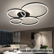 Lustra LED cu 4 inele negre instalata in living modern, lumina neutra, intensitate reglabila