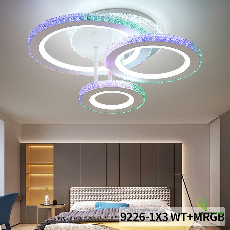 Lustra LED cu inele cristal RGB montata pe tavan in dormitor, efect decorativ colorat