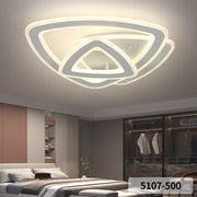 Plafoniera LED triunghiulara montata pe tavan in dormitor modern, iluminat cald uniform