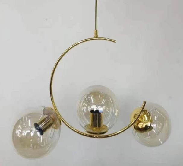 Lustra suspendata cu 3 globuri de sticla semitransparenta, structura metalica aurie, soclu E27, putere maxima 3x60W