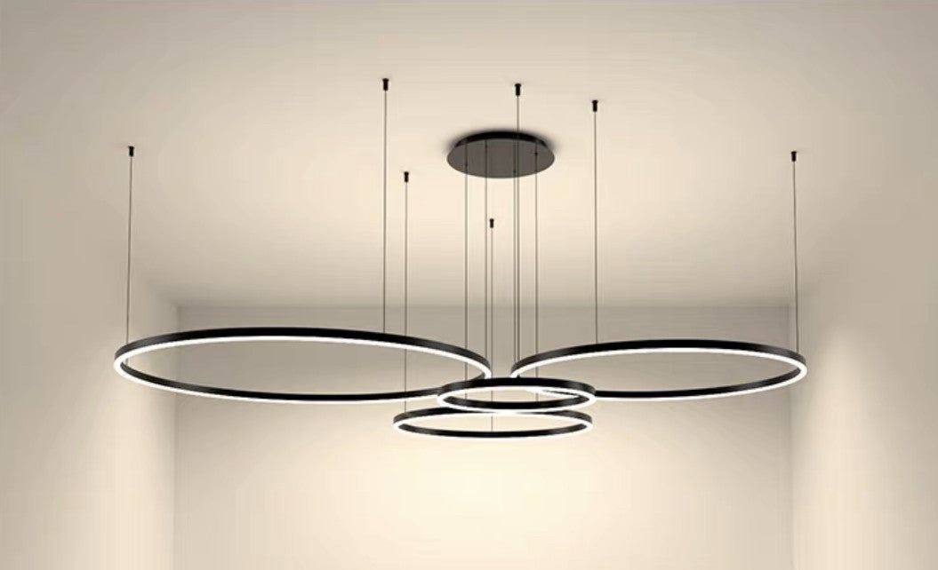 Candelabru LED 4 inele negre, 204W, suspendat din baza rotunda, vedere de ansamblu