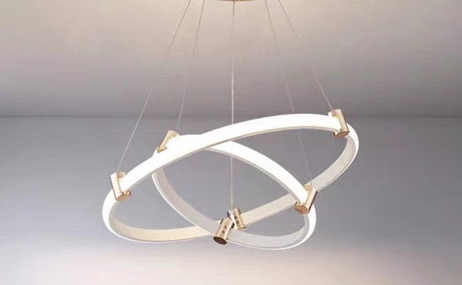 Lustra LED inelara dubla suspendata, vedere laterala cu cercurile incrucisate si conectori aurii
