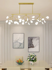 Candelabru LED suspendat 54W design ramuri aurii cu 27 becuri G4, 1800 lm, montat deasupra mesei de dining