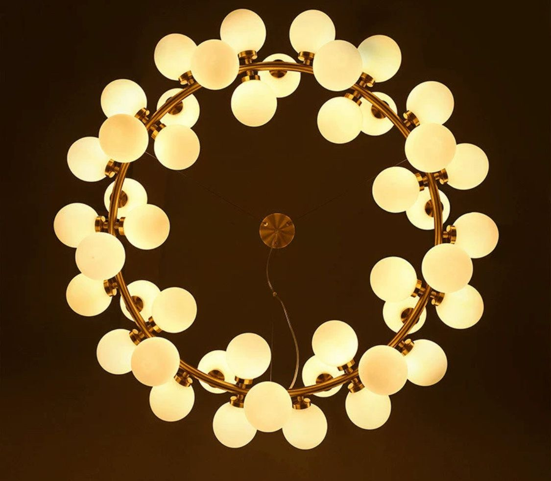 Lustra circulara cu 45 globuri opalescente, structura metalica aurie, diametru 100 cm, lumina calda uniforma