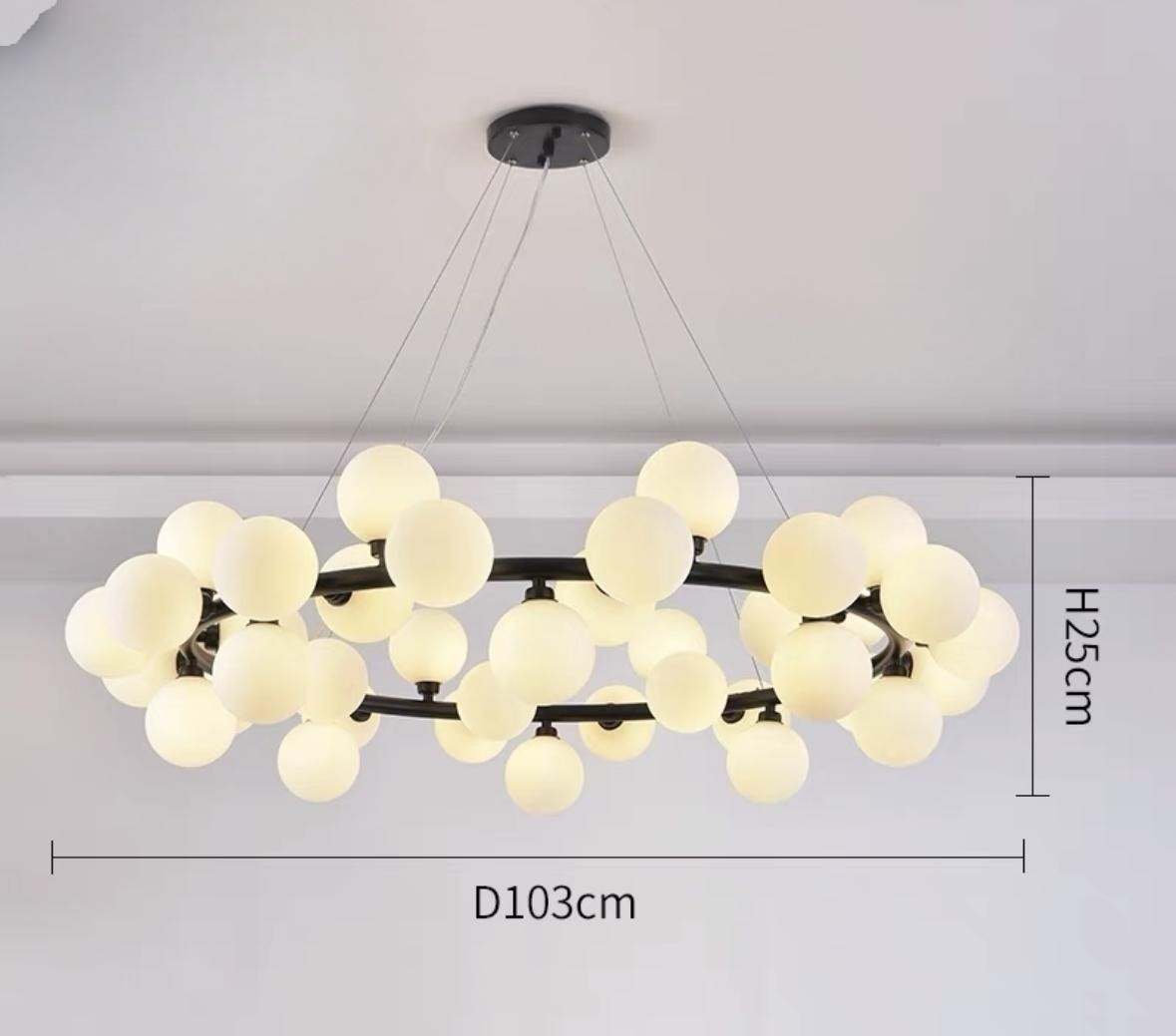 Lustra LED suspendata cu 45 globuri opalescente pe structura circulara neagra, diametru 103cm, design nordic modern