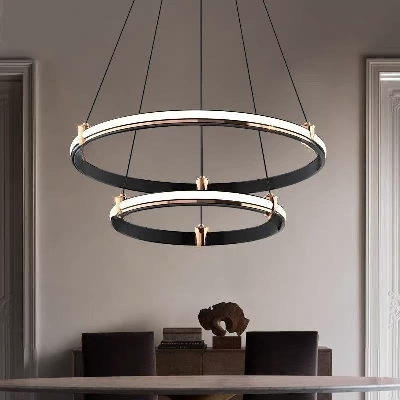 Lustra LED cu doua cercuri negru-auriu suspendata deasupra mesei de dining, lumina reglabila 3000-6500K