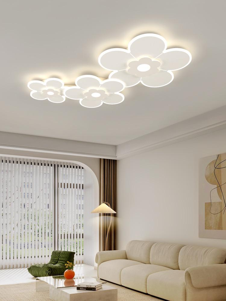 Lustra LED florala alba montata pe tavan in living modern, iluminare uniforma cu lumina calda