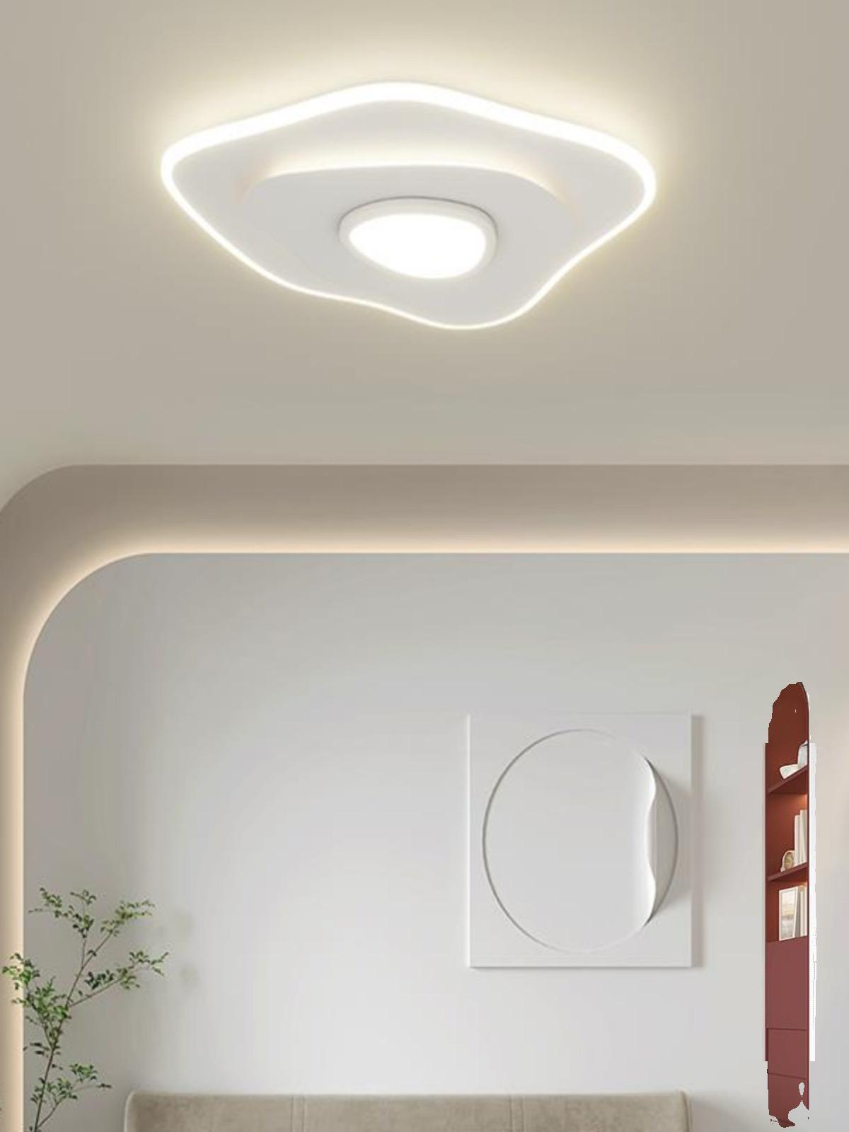 Plafoniera LED cu design organic montata pe tavan, iluminare perimetrala calda intr-un living modern