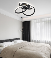 Plafoniera LED cu inele negre montata pe tavan, iluminare dormitor modern minimalist