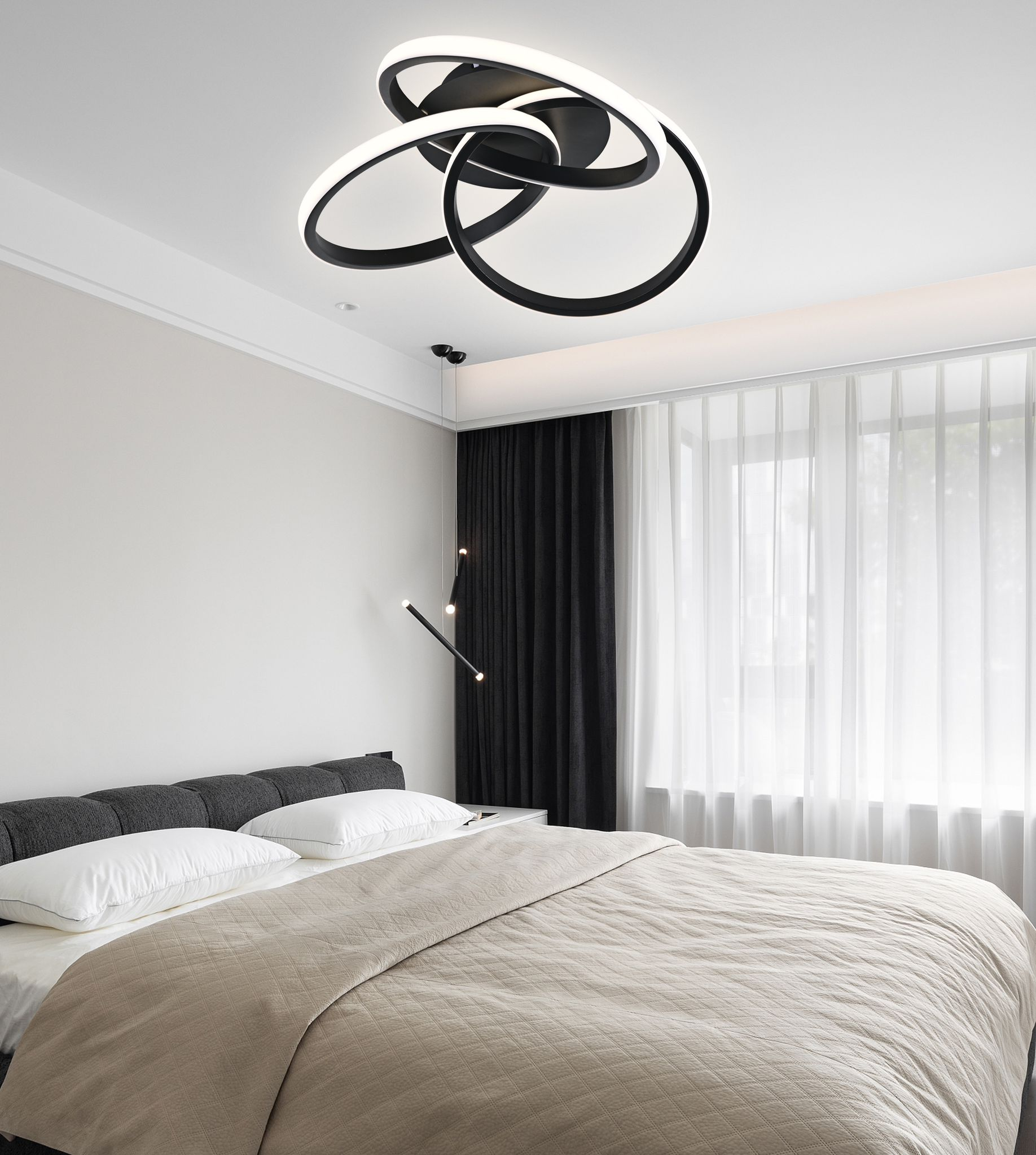 Plafoniera LED cu inele negre montata pe tavan, iluminare dormitor modern minimalist