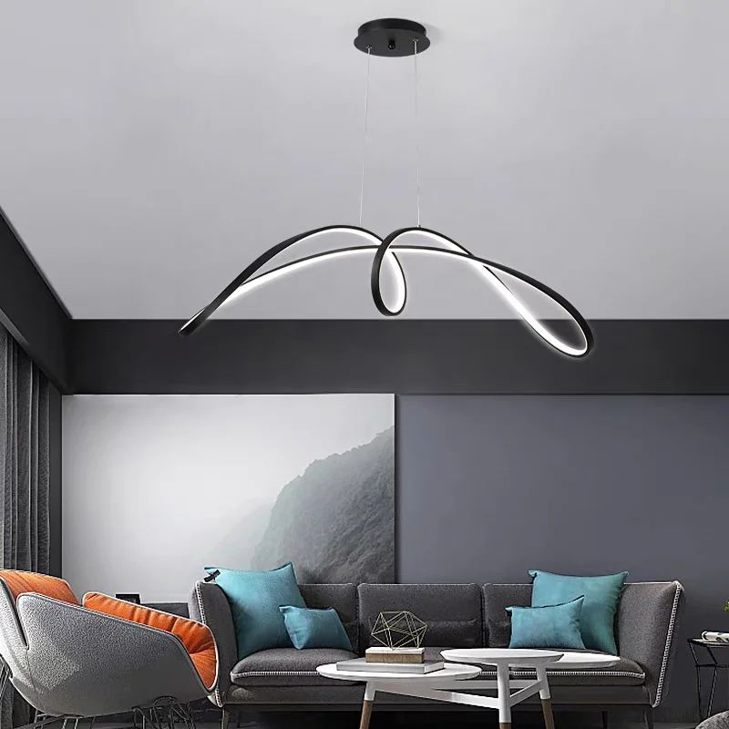 Lustra LED cu tuburi curbe negre montata in sufragerie moderna, iluminat ambiental suspendat