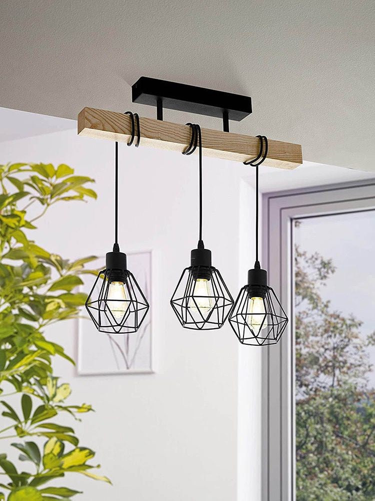 Lustra cu suport lemn natural si abajururi metalice geometrice negre, montaj tavan, vedere de aproape