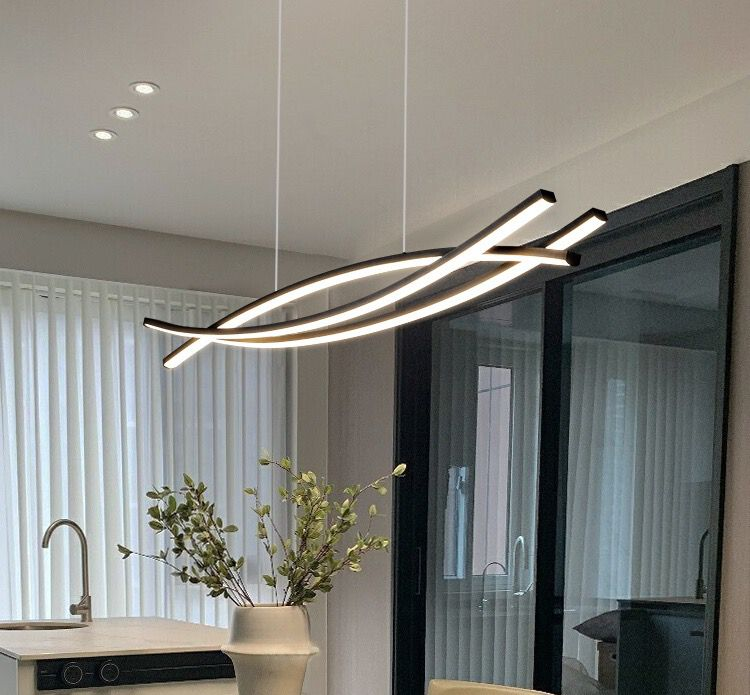 Lustra LED suspendata 80W 6000lm, temperatura reglabila 2700K-6500K, design sinuos negru, deasupra insulei de bucatarie