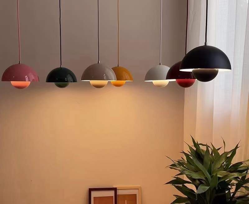 Lustra tip cupola suspendata in mai multe culori, montaj pe cablu, atmosfera calda de interior