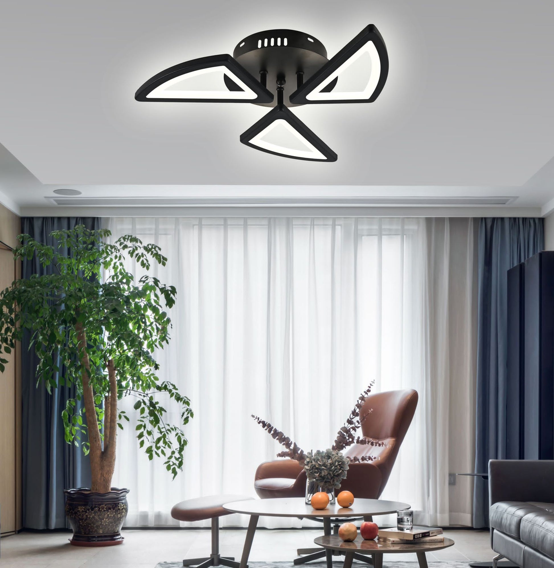 Plafoniera LED neagra cu design geometric, iluminand un living spatios cu lumina alba