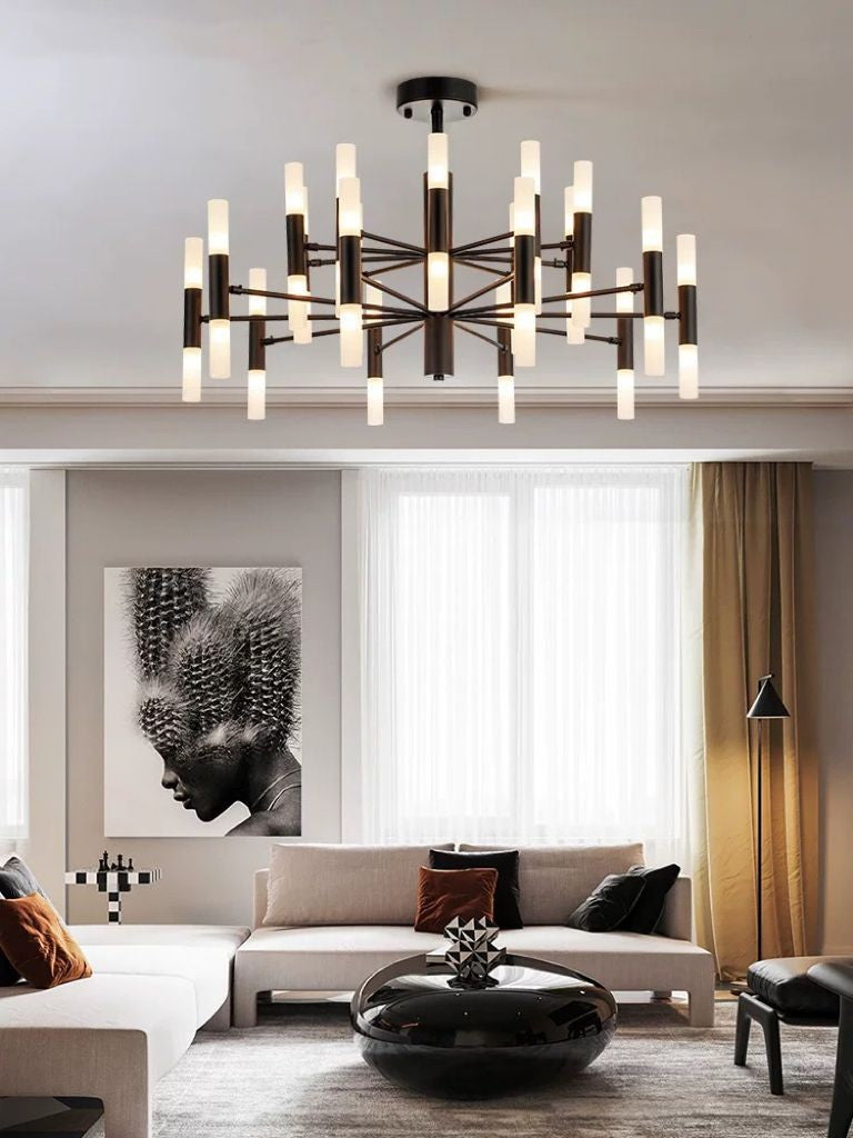 Lustra cu design radiant neagra montata pe tavan in living spatios, lumina difuza calda uniforma