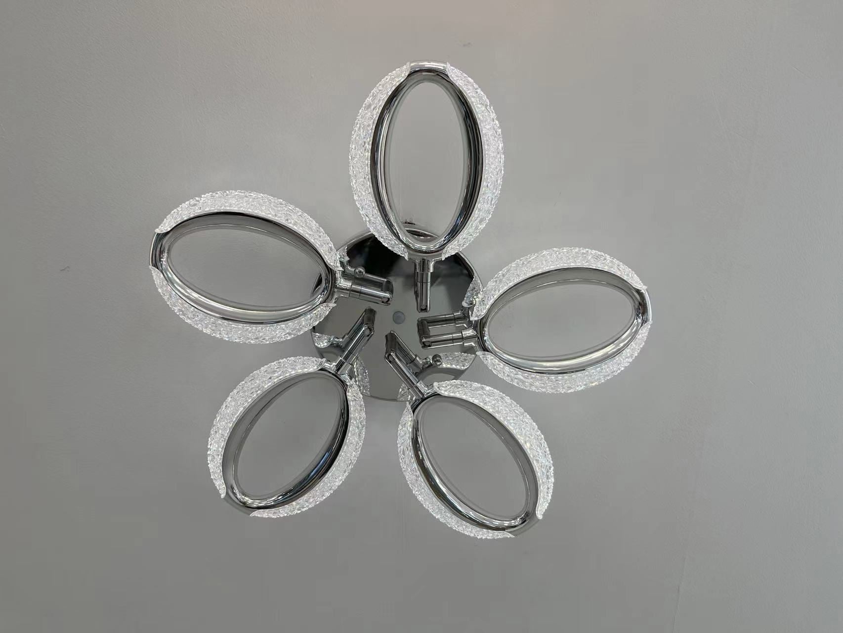 Lustra LED tip floare cu 5 brate cromate si inele cristaline, vedere de jos