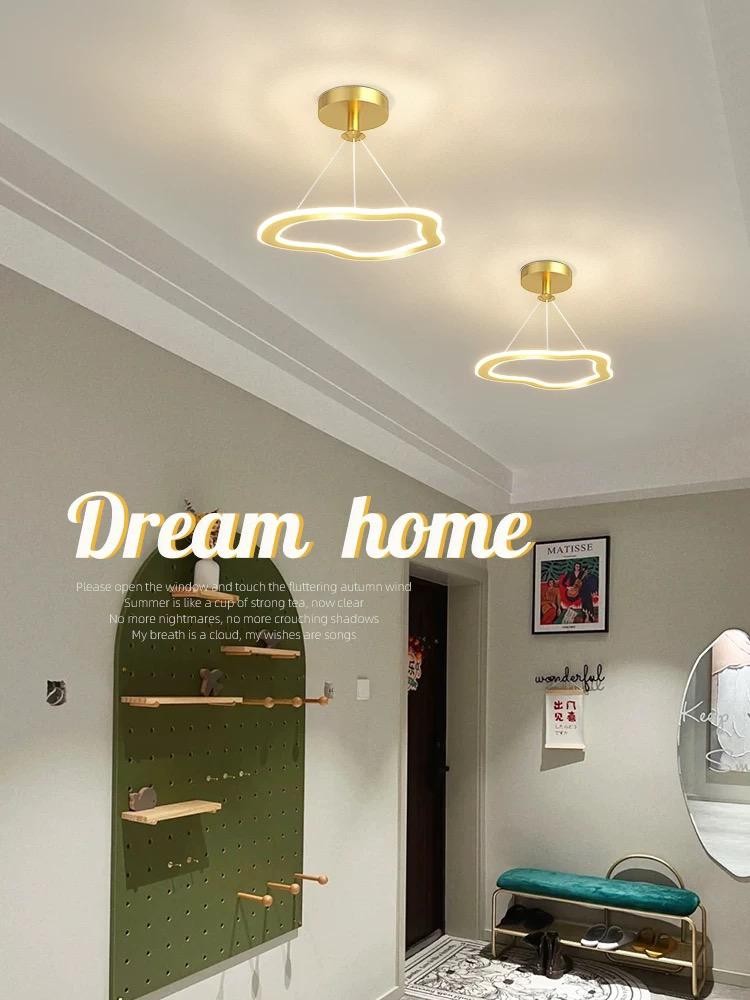 Lustre LED nor auriu montate pe tavan in hol, doua unitati cu lumina calda decorativa