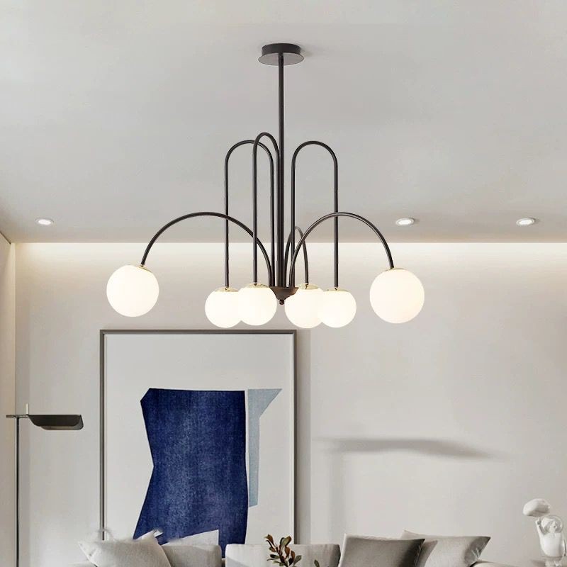 Lustra suspendata cu 6 globuri albe mat, brate metalice negre curbate, diametru 800 mm, montaj tavan, living modern