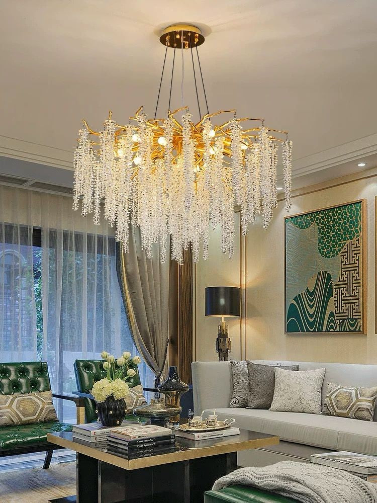 Candelabru cristal cu structura metalica aurie 10xE14, D800mm, suspendat in living modern cu canapea si masa de cafea